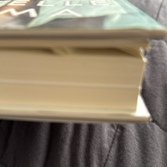 becoming book michelle obama new but pages creased - Picture 2 of 3